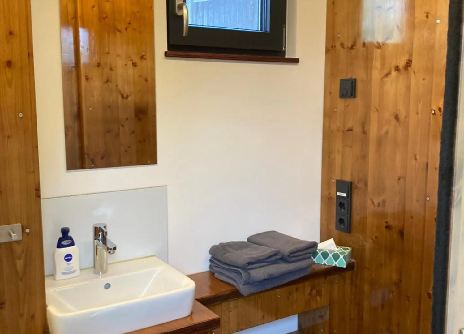 Tiny House Im Seecontainer Mit Parkplatz, Glasfaser, Netflix, Veranda Und Gehobener Ausstattung 科堡 0*,